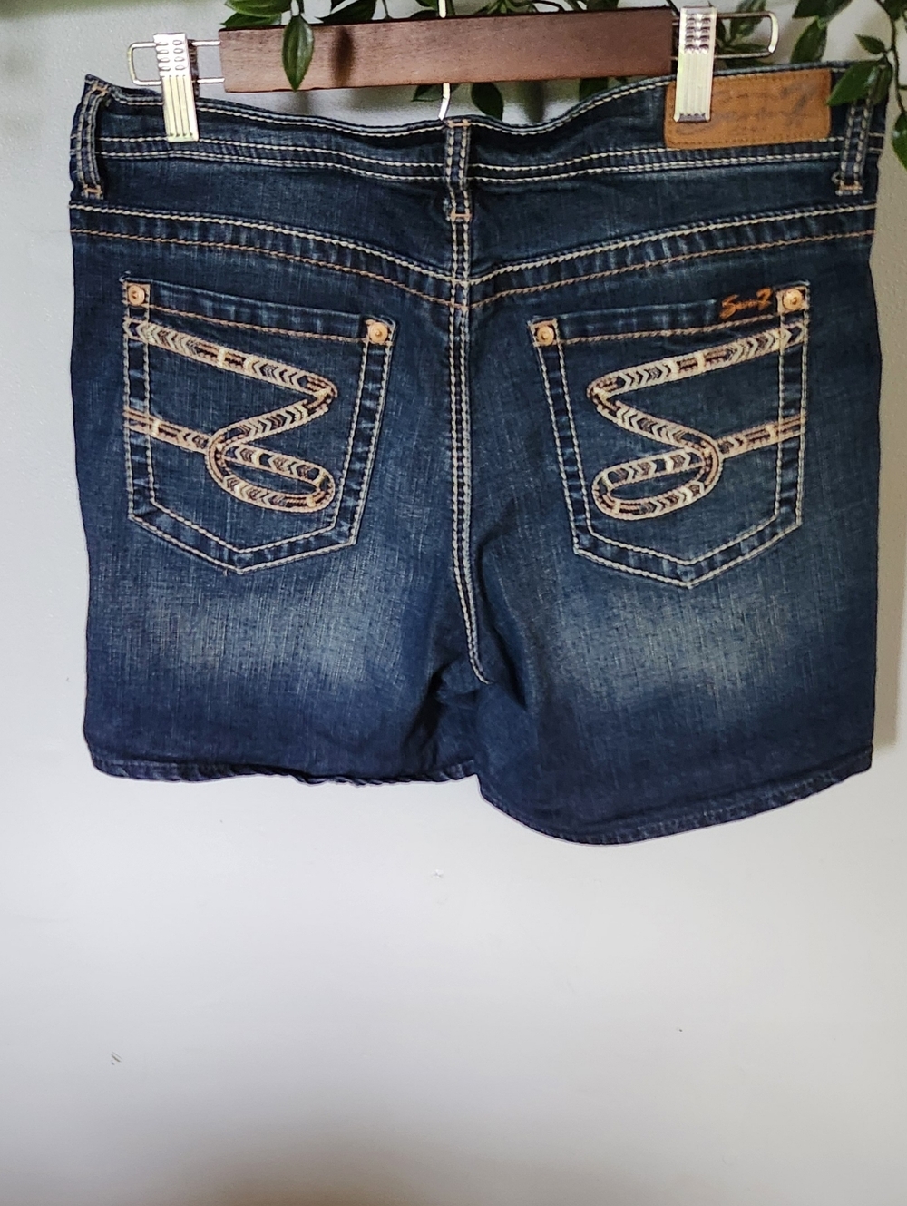 Seven Embroidered Pockets Jean Shorts